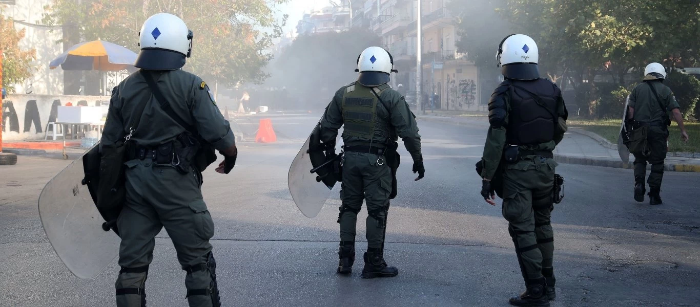 Κλειστή η Αττική Οδός στο ρεύμα προς Ελευσίνα - Ρομά πετάνε πέτρες κατά των αστυνομικών